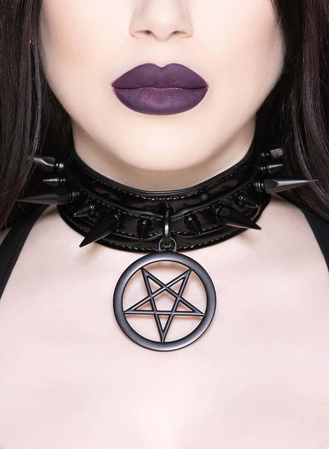 Haunting, choker från Killstar. Mörk look, högkvalitativ rem, spiknitar och hängande pentagram hängande justerbart fäste för perfekt passform.