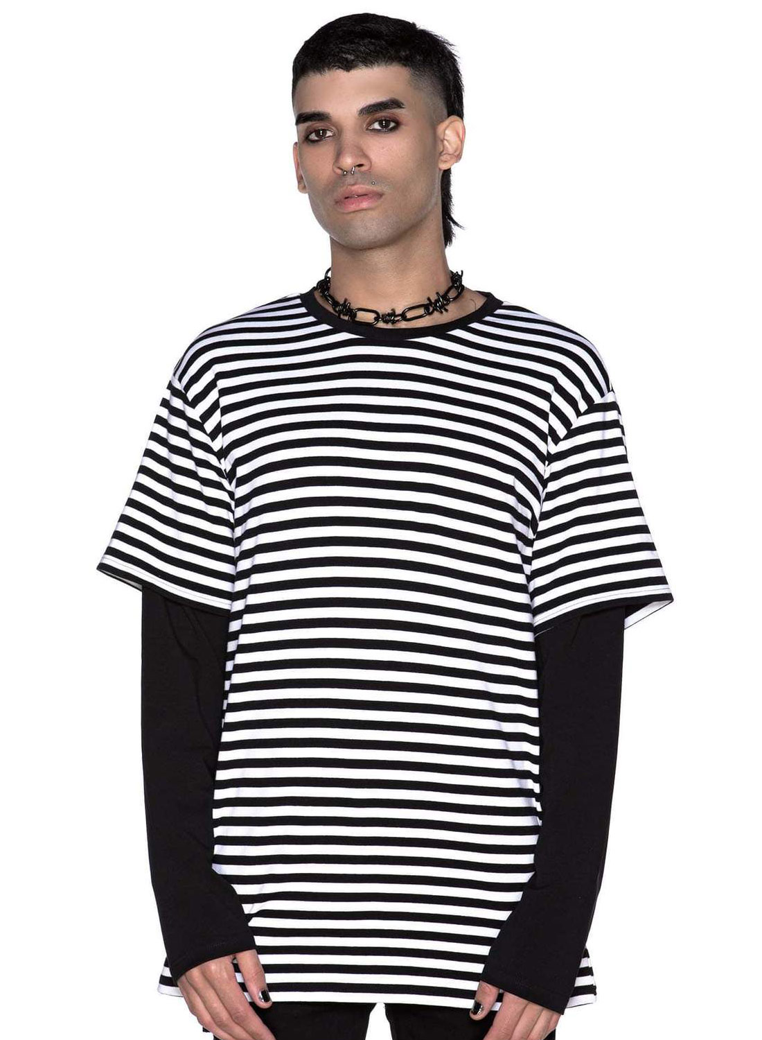 Maxen Long Sleeve Top White är en relaxed tröja från Killstar! Svart undertröja med Stor T-shirt över i bomullsblandning med rund krage